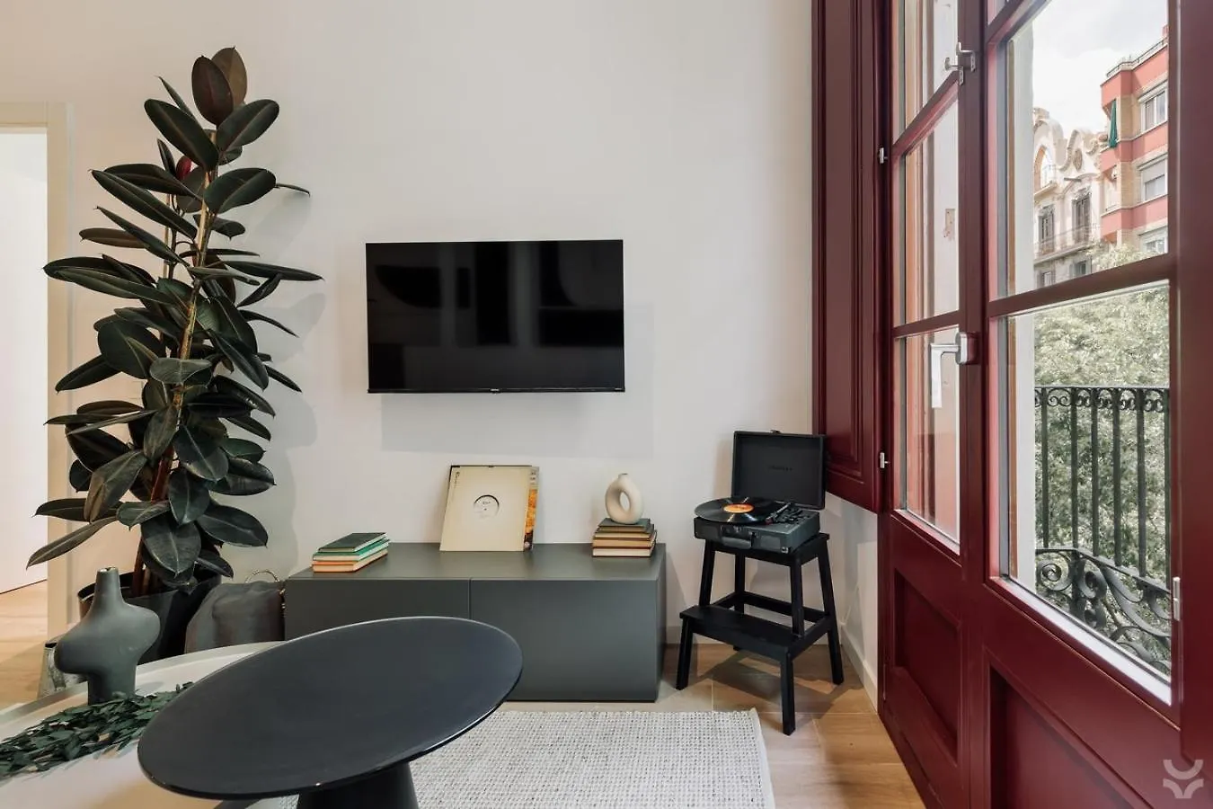 Roses - 1 Bedroom And Balcony In Sant Antoni Barcelona Apartment